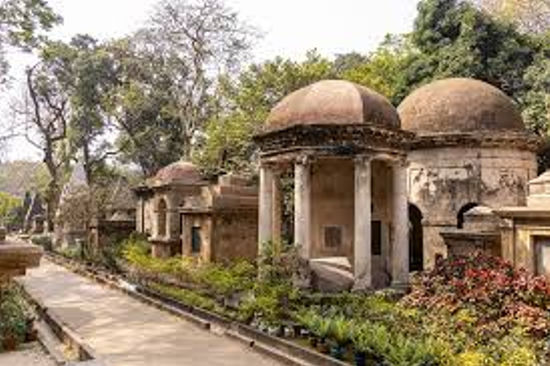দক্ষিণ পার্ক স্ট্রিট কবরস্থান: কলকাতার ঐতিহাসিক এই কবরস্থান ১৮১৪ সালে প্রতিষ্ঠিত হয়। এটি শহরের অন্যতম পুরনো কবরস্থানগুলির একটি। এখানে বহু বিখ্যাত ব্যক্তিত্ব, ব্রিটিশ সরকারের পদস্থ কর্তা, সৈন্যদের কবর রয়েছে।  