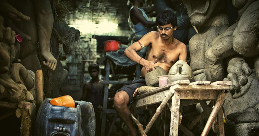 কুমোরটুলি: কলকাতার এই বিখ্যাত স্থানটি প্রতিমা তৈরির জন্য পরিচিত। কুমোরটুলির প্রতিষ্ঠা ১৯ শতকের শেষের দিকে, কলকাতায় আসা মৃৎশিল্পীদের হাতে। 