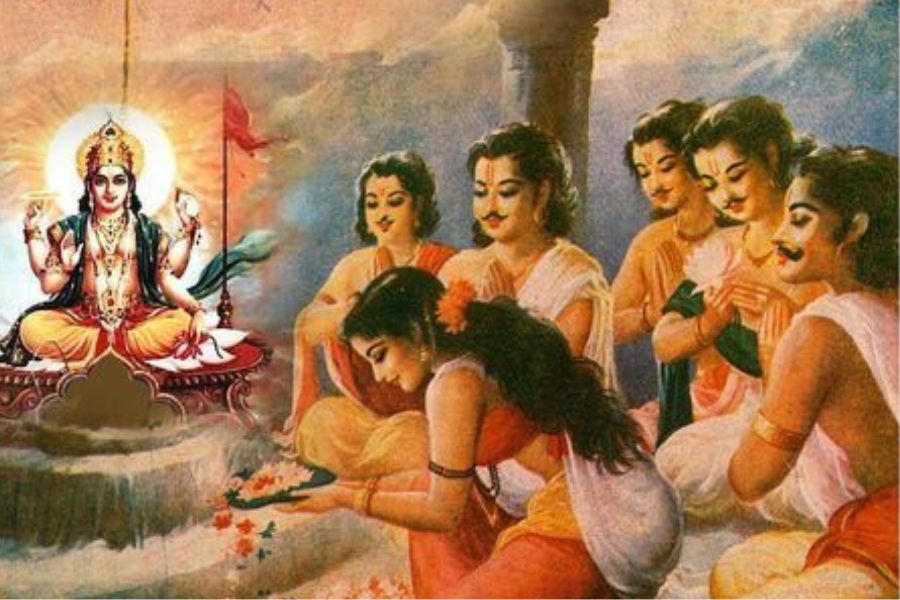 তবে এর পৌরাণিক কাহিনিও রয়েছে। মহাভারতে ছটপুজোর উল্লেখ করা আছে। কথিত, দ্রৌপদী এবং পাণ্ডবরা তাদের রাজ্যকে উদ্ধার করার জন্য সূর্যদেবের পুজো করতেন।    