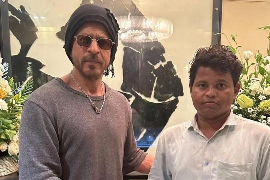 Shah Rukh Khan meets Jharkhand fan who waited outside Mannat for 95 days