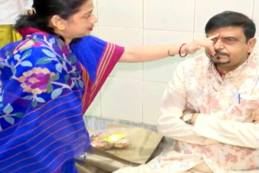 বাদ যাননি তৃণমূল বিধায়ক এবং দমকল মন্ত্রী সুজিত বসুও, বোনেদের থেকে ভাইফোঁটা গ্রহণ করেন। তিনি জানান, এই দিনটির জন্য তিনি প্রত্যেক বছর অপেক্ষা করে থাকেন বোনেদের থেকে ফোঁটা নেওয়ার জন্য। তাঁর বোনেরাও জানান, সুজিত বসুকে তাঁরা শুধু মন্ত্রী হিসাবে না, একজন ভাল দাদা হিসাবেও শ্রদ্ধা করেন।  প্রত্যেক বছর তাঁরা দাদাকে ফোঁটা দেন, আশীর্বাদ গ্রহণ করেন। এটিই সবচেয়ে বড় পাওনা তাঁদের।