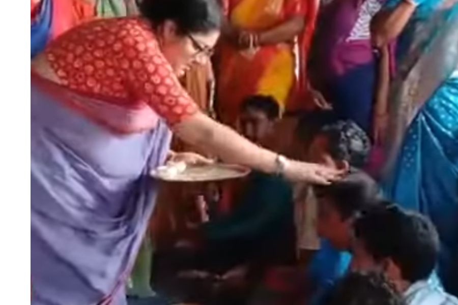 প্রাক্তন বিজেপি সংসদ লকেট বন্দ্যোপাধ্যায় দলীয় কর্মী এবং নেতাদের  এই বছর ভাইফোঁটা দিলেন।