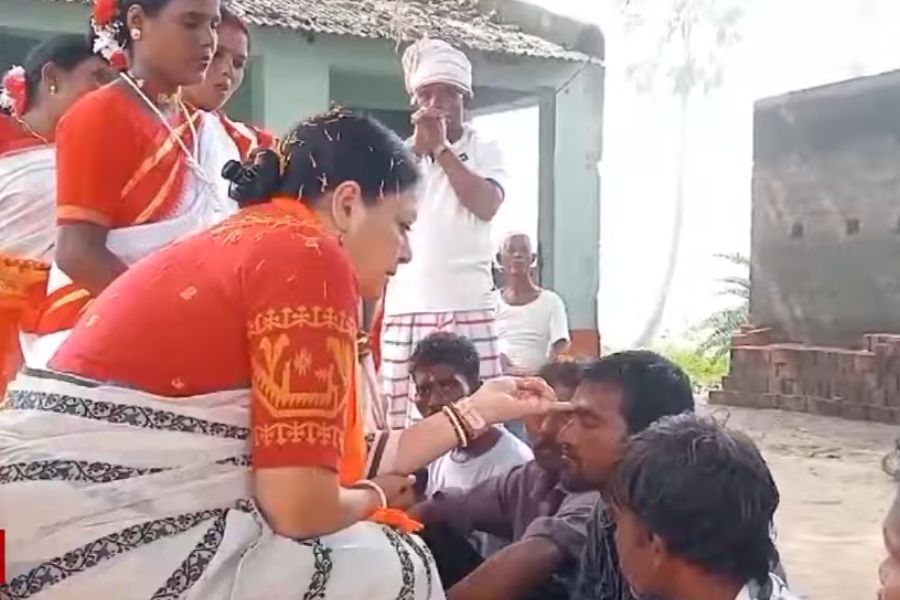 আসানসোল দক্ষিণের বিজেপি বিধায়ক অগ্নীমিত্রা পাল পালন করলেন এক অন্য ভাইফোঁটা। আসানসোলের হিরাপুর গ্রামের আদিবাসীদের ফোঁটা দিলেন তিনি। তিনি জানান, আদিবাসীদের মতো পরিচ্ছন্ন সম্প্রদায় খুব কমই আছে, প্রতি বছরই তিনি এখানে আসেন বলে জানান। উৎসব শেষে আদিবাসী নাচে যোগদান করেন তিনি।