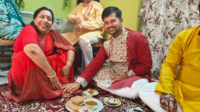 সিপিআইএম প্রার্থী ও আইনজীবী সায়ন বন্দ্যোপাধ্যায় তাঁর নেটমাধ্যমে ভাইফোঁটার মুহূর্তগুলি তুলে ধরেছেন, যেখানে তাঁর বোন ও দিদিদের ভাইফোঁটা দিতে দেখা গিয়েছে। রাজতীতির মঞ্চ, আইন মঞ্চ থেকে সরে গিয়ে এই দিন খোশমেজাজে দেখা গিয়েছে তাঁকে।  এই প্রতিবেদনটি ‘আনন্দ উৎসব’ ফিচারের একটি অংশ