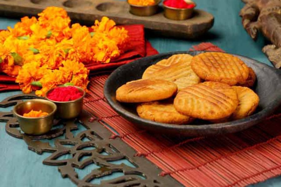 ঠেকুয়া বানানোর পদ্ধতি থেকেই এর নামকরণ। ‘থুকা হুয়া’ কথাটি থেকে ঠেকুয়া নামটি এসেছে। ‘থুকা হুয়া’ কথার অর্থ কোনও কিছুকে আকার দেওয়া।  