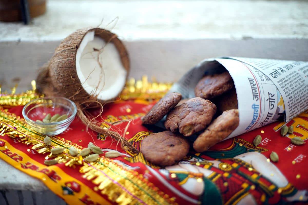 নারকেল ঠেকুয়া: গুড়ের মধ্যে জল এবং ঘি দিয়ে প্রথমে গুড়ের রস বানিয়ে নিতে হবে। এ বার আটা, নারকেল, এলাচ এবং যদি কাজু অথবা আমন্ড দিতে চান, তা একসঙ্গে গুড়ের রস দিয়ে মেখে একটা তাল বানাতে হবে। 