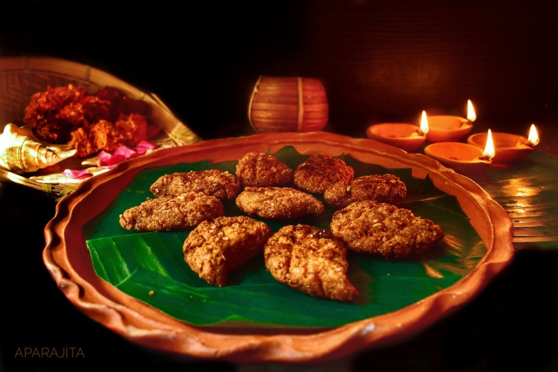 এর পরে ছাঁচে ফেলে তেলে বাদামি করে ভেজে নিলেই তৈরি নারকেল ঠেকুয়া। যদি ছাঁচ না-ও থাকে, তা হলে কাঁটা চামচ দিয়ে ইচ্ছামতো নকশা করে নিতে পারেন।  