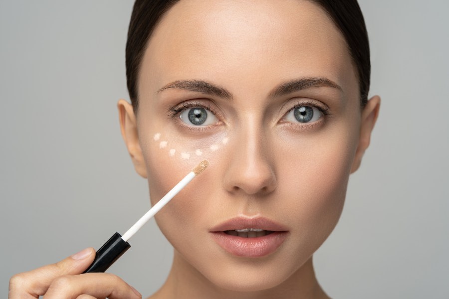 Expert tips to apply under-eye concealer dgtl