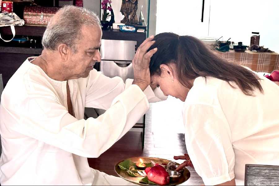 দুই ক্ষেত্রেই চলেছে সমান ভাবে উদযাপন। বলি তারকাদের কেমন কাটল ফোঁটাপর্ব? আনন্দবাজার অনলাইনের পাতায় রইল সবটাই। 