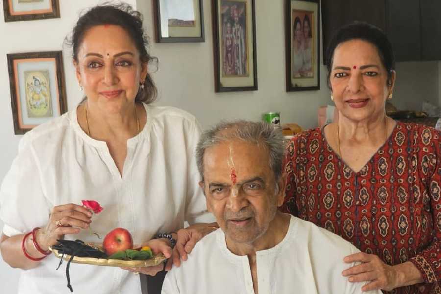 ভাইফোঁটায় নিজের শহরে নেই ‘ড্রিমগার্ল’। চেন্নাইয়ে ভাই কন্ননের কপালে ফোঁটা ছোঁয়াতে গেলেন অভিনেত্রী হেমা মালিনী। ছবি পোস্ট করে লিখলেন, ‘আমার দীর্ঘ দিনের সঙ্গী, আমার স্নেহের ভাই কন্ননের সঙ্গে ভাইফোঁটা উদযাপন করছি চেন্নাইতে।’  