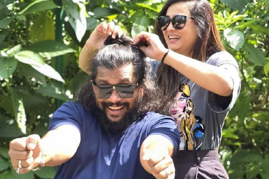 ভাই-বোনের সম্পর্কে ঝগড়াঝাঁটি, খুনসুটি তো থাকবেই। কিন্তু ভাই মোহন যাদবের জন্য স্নেহ এবং ভালবাসারও কমতি নেই শ্বেতা তিওয়ারীর। ভাইফোঁটায় ভাইয়ের সঙ্গে আদুরে ছবি প্রকাশ্যে আনলেন অভিনেত্রী। 