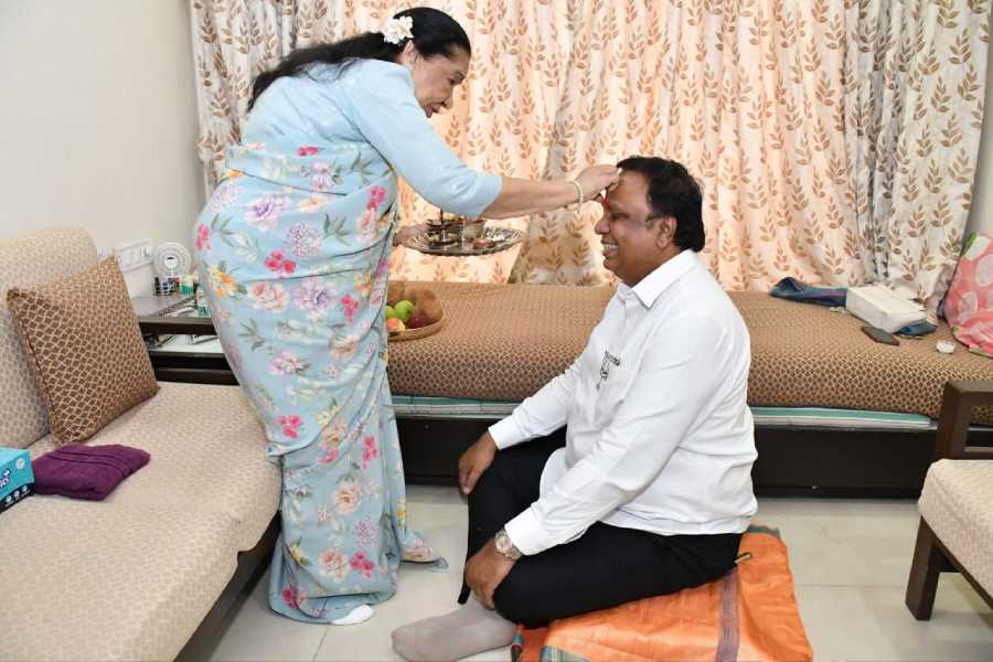 প্রতি বছরই ভাইফোঁটা এবং রাখি বন্ধন উৎসবের দিনে স্বনামধন্য গায়িকার সঙ্গে দেখা করেন বিজেপি বিধায়ক। এ বছরও তার অন্যথা হল না। রবিবার ফোঁটা নিলেন আশা ভোঁসলের থেকে। ভাইতুল্য বিধায়ককে পরম স্নেহে আশীর্বাদও করলেন প্রবীণ সঙ্গীতশিল্পী।