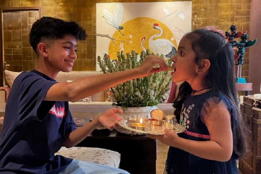 দুই খুদের ভাইফোঁটা। উদযাপনে সামিল শিল্পা শেট্টির দুই সন্তান। দাদা বিয়ানকে ভাইফোঁটা দিল অভিনেত্রীর ছোট কন্যা।