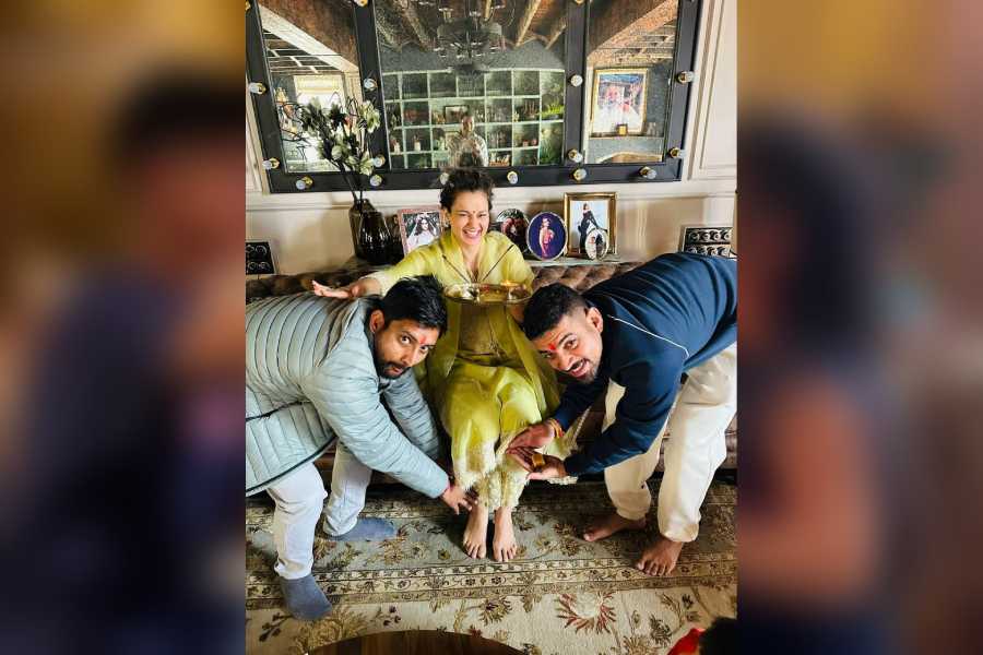 যেন সত্যিই তিনি ‘কুইন’! ফোঁটা পেয়েই পা ছুঁয়ে প্রণাম! হাসিমুখে ভাইদের আশীর্বাদও করলেন অভিনেত্রী কঙ্গনা রানাউত। ভাই অক্ষত এবং করণকে হাসিমুখে মিষ্টিও খাওয়াতে দেখা গেল কঙ্গনাকে।  