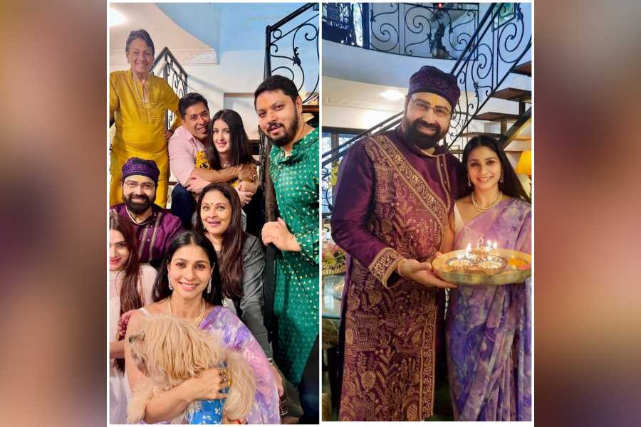 ভাই-বোনদের সঙ্গে জমজমাট অভিনেত্রী তানিশা মুখোপাধ্যায়ের ভাইফোঁটার পর্ব। ল্যাভেন্ডার রঙা উজ্জ্বল শাড়িতে তিনিও হয়ে উঠেছিলেন অপরূপা।