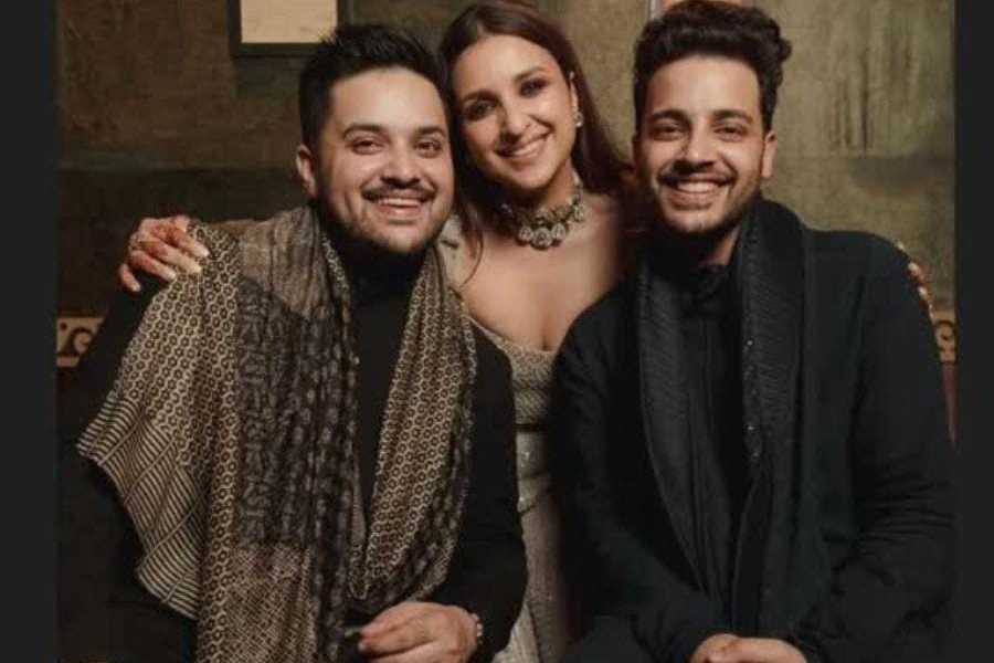 ‘জীবন সুখ এবং সমৃদ্ধিতে ভরে উঠুক’! ভাইফোঁটায় স্নেহের ভাইদের জন্য বার্তা দিলেন অভিনেত্রী পরিণীতি চোপড়া।