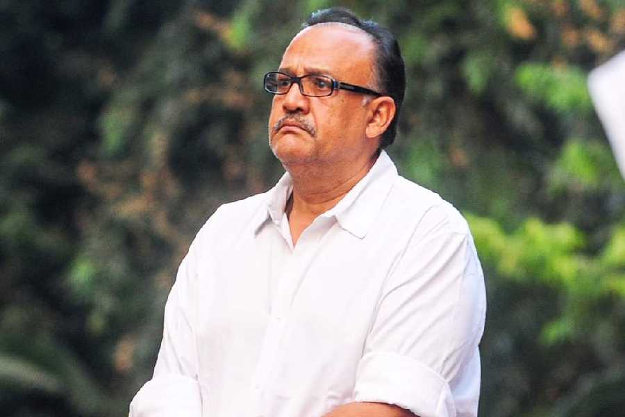 অলোক নাথ- বলিউডের ‘সংস্কারি’ অভিনেতা অলোক নাথকে চেনেন না, নব্বয়ের দশকে এমন সিনেপ্রেমী খুঁজে পাওয়া ভার ছিল। অভিনেতা নিজেও জন্মসূত্রে বিহারের আদি বাসিন্দা। জন্ম খাগারিয়া জেলায়। 