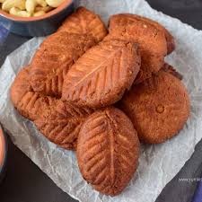 ছটপুজোর প্রসাদ মানেই ঠেকুয়া। আটা, নারকেল এবং গুড়ের সমন্বয়ে বানানো এই খাস্তা মিষ্টিটি ছোট-বড় সকলের প্রিয়। 