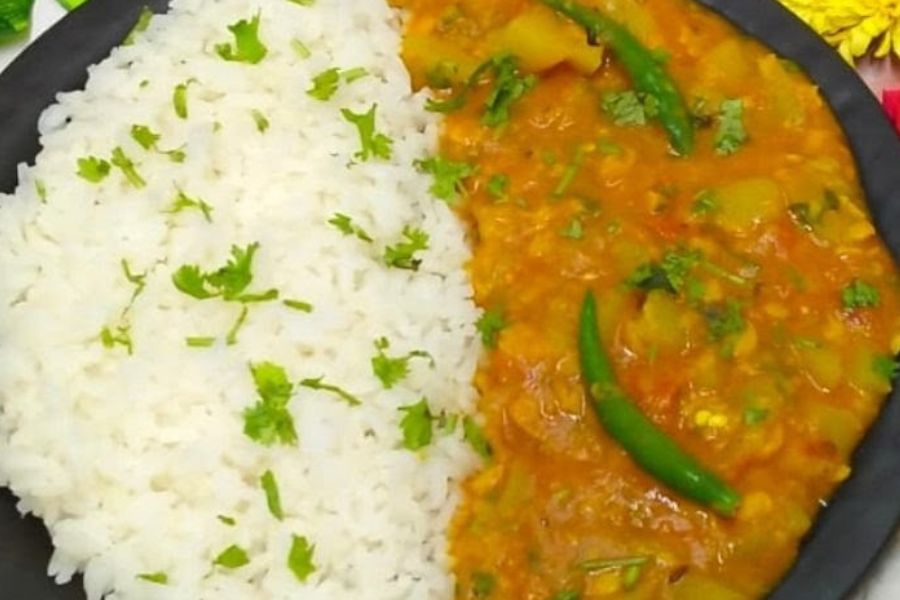 ঘি সবজি এবং ভাত: মাটির পাত্রে ঘি দিয়ে লাউয়ের সবজি বানানো হয়। এই সবজির উল্লেখযোগ্য বিষয় হল এটি বানানোর সময়ে শুধুমাত্র গঙ্গাজল ব্যবহার করা হয়। এর পরে এই সবজি সহযোগে গরম ভাত পরিবেশন করা হয়। 