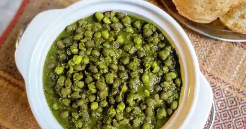 সবুজ চানার ঘুগনি: সারা রাত চানা ভিজিয়ে রেখে সকালে ঘি, গোটা জিরে এবং কাঁচা লঙ্কা দিয়ে এই পদটি বানানো হয়। 