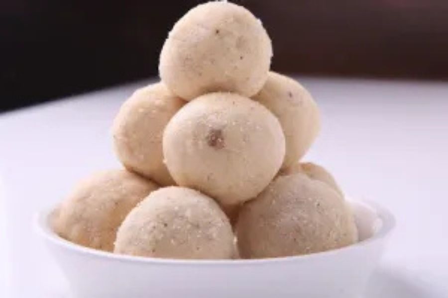 কাসার: চালের গুঁড়ো অথবা আটার সঙ্গে গুড়, ঘি এবং মৌরি মিশিয়ে এই বিশেষ লাড্ডুটি বানানো হয়। বিভিন্ন উপকরণের এই সংমিশ্রণ ঠান্ডার সময়ে শরীরকে গরম রাখে। স্বান্ধ্য অর্ঘ্য হিসাবে এটি নিবেদন করা হয়। 