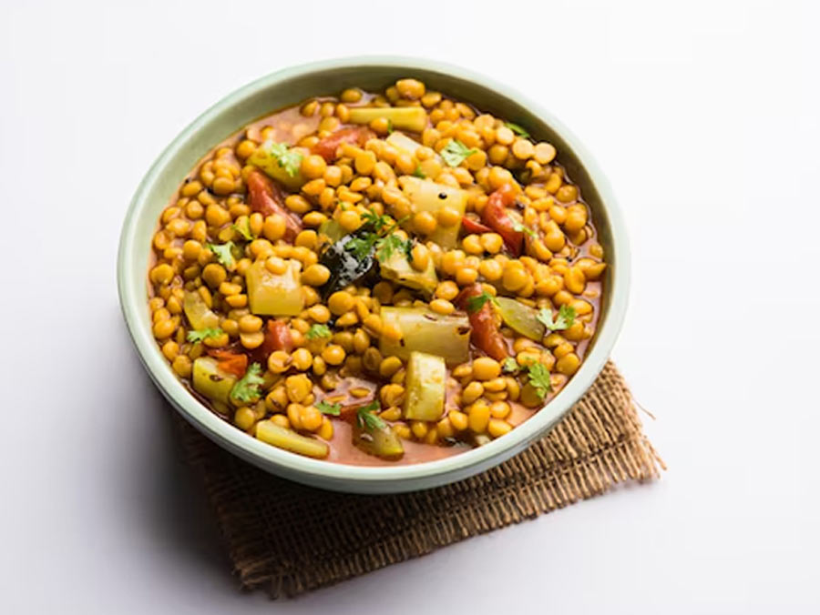 চানা ডাল: ঘিয়ের মধ্যে গোটা জিরে, শুকনো লঙ্কা, ধনে গুঁড়ো ফোড়ন দিয়ে আগে থেকে ভিজিয়ে রাখা এই ডাল বানানো হয়। 