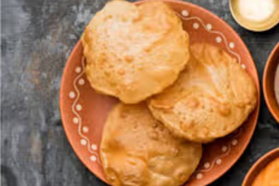 পুরি: বাঙালির প্রিয় লুচির মতোই, কিন্তু তার থেকে একটু মোটা এই পুরি বানানো হয়, যা রাসিয়া, ঘি সবজি অথবা চানা ডালের সঙ্গে পরিবেশন করা হয়। 