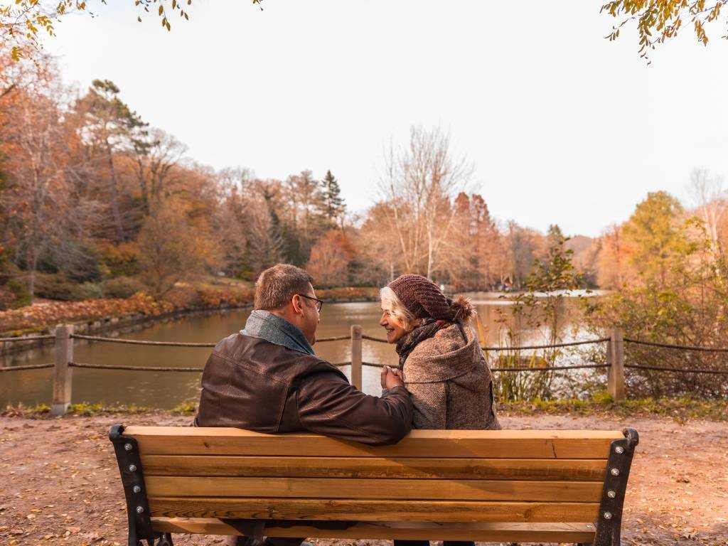 জার্মানি: জার্মানি আলাদা করে লিভ টুগেদারকে কোনও বিশেষ আইনের আওতায় আনেনি। শুধুমাত্র সমলিঙ্গের সম্পর্কের ক্ষেত্রে রেজিস্টার্ড পার্টনারশিপের কথা বলা হয়েছে। যেহেতু সামাজিক সুরক্ষাজনিত সুবিধাগুলি সমাজের সর্ব স্তরের মানুষের জন্যই প্রযোজ্য, সেহেতু এখানে থাকতে গেলে আপনার সঙ্গীর সঙ্গে বেশ কিছু বিষয় আগে থেকেই আলোচনা করে নিতে হবে। যেমন, পিতৃত্বের কথা নথিভুক্ত করতে হবে শিশুর জন্মের আগেই। আর অন্য সঙ্গী সেই তথ্যকে সমর্থন করবেন। এর সঙ্গেই জানাতে হবে যে বাবা না মা, ঠিক কার পদবী সন্তান পেতে চলেছে। বাচ্চাকে দেখাশোনার জন্য এখানে একটি বিশেষ ভাতা দেওয়া হয়। সে ক্ষেত্রে অবশ্য বিবাহিত-অবিবাহিতদের মধ্যে কোনও পার্থক্য নেই। আয়করের ক্ষেত্রে অবিবাহিতদের আলাদা আলাদা আয়কর দিতে হবে। বিবাহিতদের মতো বিশেষ ছাড় পাওয়া যাবে না। জার্মানিতে উত্তরাধিকার সূত্রে পাওয়া সম্পত্তিও আয়করের আওতায় পড়ে। বিবাহিত দম্পতির এক জন মারা গেলে অন্য জন যে সম্পত্তি পাবেন, তা পাঁচ লাখ ইউরো পর্যন্ত আয়কর মুক্ত। অবিবাহিতদের ক্ষেত্রে যা শুধু মাত্র বিশ হাজার ইউরো।