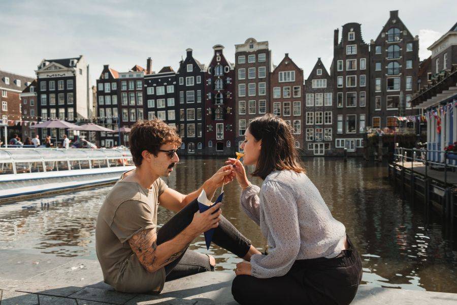 নেদারল্যান্ডস: ডাচদের দেশে নিয়মকানুন খুব সহজ সরল। এখানে আপনি যদি অবিবাহিত সঙ্গীর সঙ্গে আসতে চান ও স্থায়ী ভাবে বসবাসের পরিকল্পনা করেন, তা হলে আপনাকে প্রমাণ করতে হবে যে আপনারা বহু দিন ধরে সম্পর্কে আবদ্ধ। নেদারল্যান্ডসে আপনি ও আপনার সঙ্গী সহবাস চুক্তিতে আবদ্ধ হতে পারেন। এ ছাড়াও এই দেশে রেজিস্টার্ড পার্টনারশিপ রয়েছে। একে বিবাহের সমতুল্যই ধরা হয়। যদি সহবাস চুক্তি করে থাকেন, তা হলে বাচ্চার জন্মের আগে জার্মানির মতোই আপনাকে পিতৃত্বের ঘোষণা করতে হবে। অন্তত সহবাস চুক্তি না থাকলে আপনি বিচ্ছেদের পরে নানা ধরনের অর্থনৈতিক দাবি থেকে বঞ্চিত হতে পারেন।  এই দেশে একসঙ্গে দু'জনে আয়কর দিতে পারেন আর সে ক্ষেত্রে মিলতে পারে বিশেষ ছাড়। 