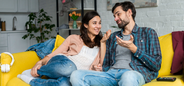 সুইডেন: সুইডেন লিঙ্গবৈষম্য হ্রাসের তালিকায় সবথেকে উপরে থাকা একটি দেশ। এখানে লিভ টুগেদার যে আইনত নিয়ন্ত্রিত হবে, সে কথা বলাই বাহুল্য। সুইডেনে অবিবাহিত সঙ্গীদের বলা হয় সাম্ব। পরিণত বয়সে পৌঁছে সাম্ব হওয়াটা এখানে খুবই স্বাভাবিক একটি ব্যাপার। তাই বলে সুইডিশরা বিয়ে করেন না, এ রকমটাও কিন্তু নয়। অনেকেই একসঙ্গে বিশ-ত্রিশ বছর কাটিয়ে তার পরে বিয়ে করেন। তখন তাঁদের ছেলে-মেয়েরাও সেই বিয়ে দেখার সুযোগ পায়। তবে উত্তরাধিকারের ক্ষেত্রে সাম্ব আইনে জীবিত সাম্ব বিশেষ কিছু পাবেন না। যদি না বিশেষ ইচ্ছাপত্র থাকে সেই সাম্বের নামে। কিন্তু স্থাবর সম্পত্তির ক্ষেত্রে এস্টেট ডিভিশন হতে পারে। সে ক্ষেত্রে যা কিছু একসঙ্গে থাকা বা ভোগ করার উদ্দেশ্যে কেনা হয়েছিল, তার সমান ভাগাভাগি হবে। আয় ও ভরণপোষণের বৈষম্য এই ভাগাভাগিকে প্রভাবিত করতে পারবে না।