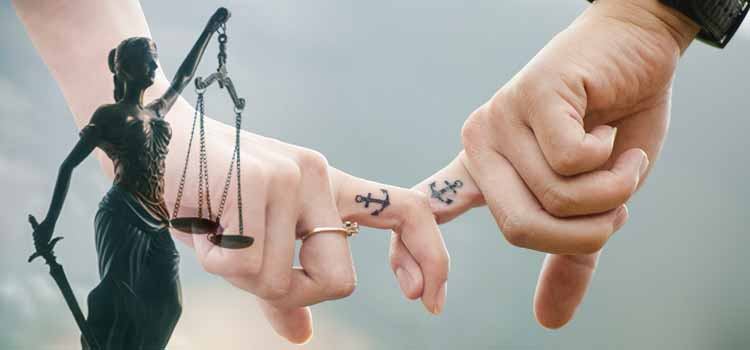 আইনি সম্মতি ছাড়া প্রেমের সম্পর্কে আবদ্ধ দু'জন মানুষ এক ছাদের তলায় থাকতে পারবেন না। হয়তো এই কারণেই ভারতে এক প্রবল জনবিস্ফোরণ ঘটেছে, যার ফলস্বরূপ বিশ্বে সর্বোচ্চ জনসংখ্যার দেশের তকমা জুটেছে। এই আগুনে ঘি ঢেলেছিল লিঙ্গবৈষম্য। তবে দু'জন মানুষের মধ্যে যে নিবিড় ভালোবাসার সম্পর্ক, সেটাই হোক শেষ কথা। তাকে আইনের পরিচ্ছেদে বেঁধে রাখবে কার সাধ্য? এই প্রতিবেদনটি ‘আনন্দ উৎসব’ ফিচারের একটি অংশ।