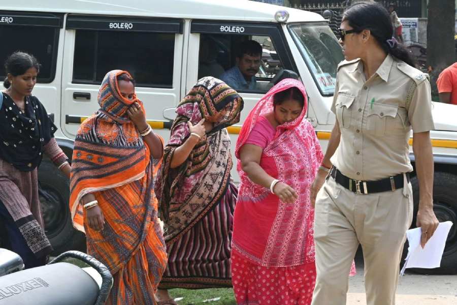 তৃণমূলের পঞ্চায়েত সদস্যকে পিটিয়ে খুনের অভিযোগে ধৃতদের আদালতে তোলার আগে, থানা থেকে প্রাথমিক স্বাস্থ্যকেন্দ্রে স্বাস্থ্য পরীক্ষার জন্য আনা হয়েছে। সোমবার।