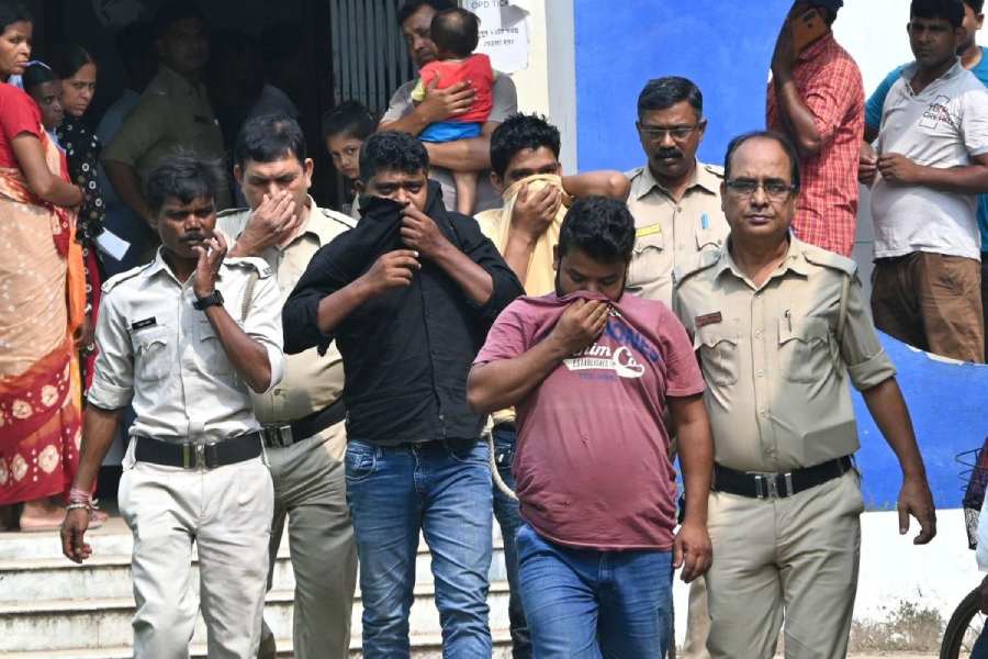  ধৃতদের আদালতে তোলার আগে। 