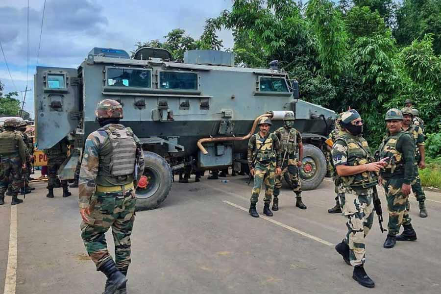 অশান্ত মণিপুরে চলছে সেনাটহল।