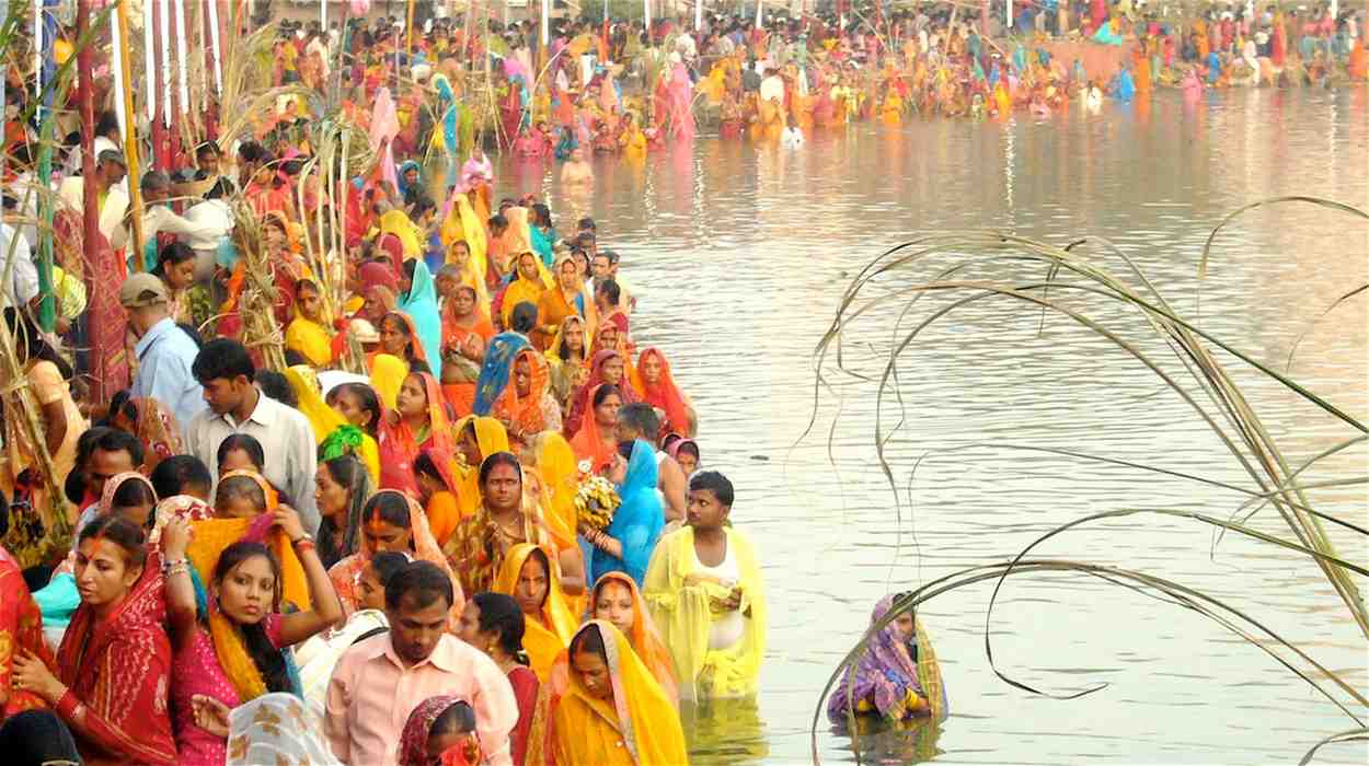 আর পুজোর আগে থেকেই চলে নানা কেনা-কাটার পর্ব। কিন্তু এই ছটপুজোর দিন কোন দেবতার পুজো করা হয় জানেন?
