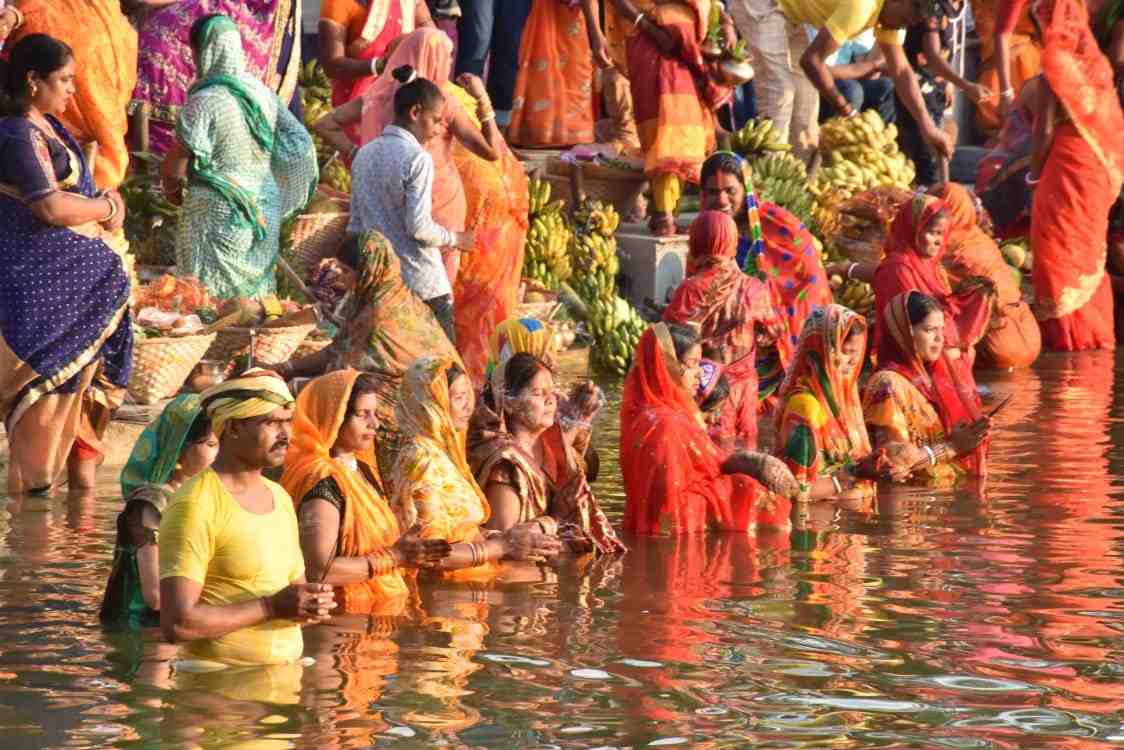 এমনকি যাঁরা ছটপুজোর উপবাস রাখেন, তাঁরা অন্যকে স্পর্শও করতে পারেন না। তাই এ দিকে বিশেষ ভাবে নজর দিতে হয় তাঁদের।  