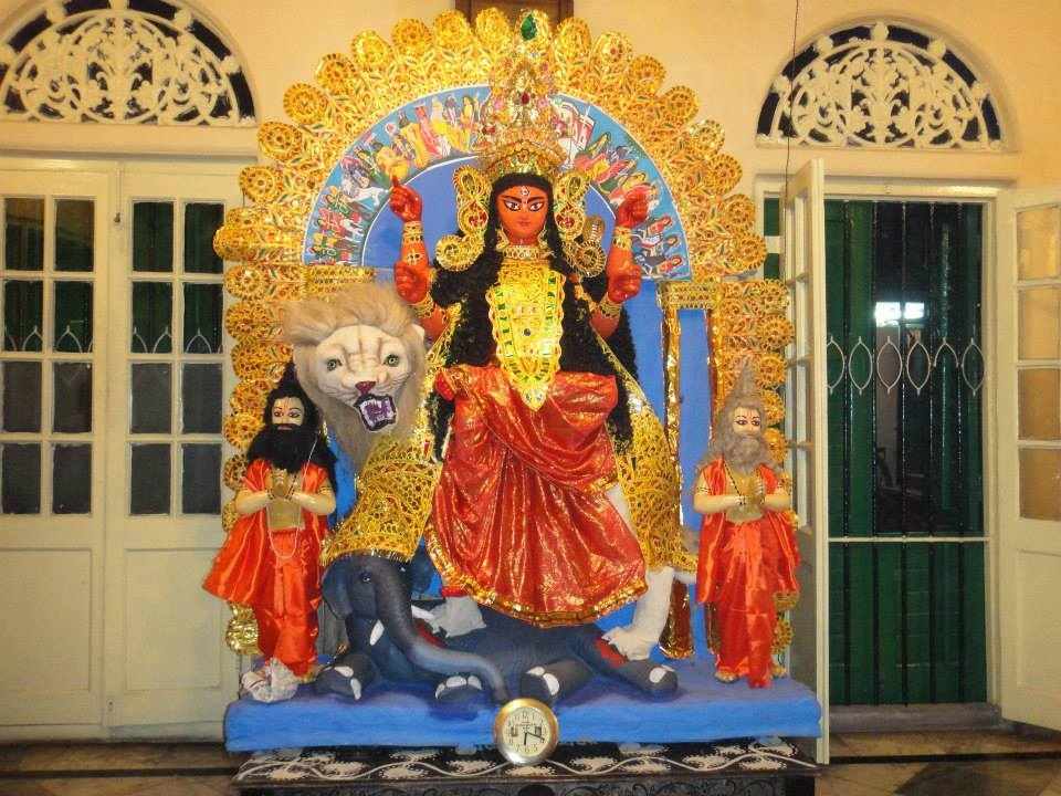 চক্রদ্বারা তিনি হাতির শুঁড় ছেদ করেন। সেই রূপটিই জগদ্ধাত্রী দেবী রূপে পূজিতা হন। তাই দেখা যায়, দেবী জগদ্ধাত্রীর বাহন সিংহ এক হস্তীর মৃত শরীরের উপর দাঁড়িয়ে।