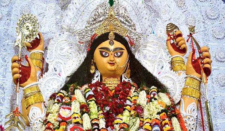 দেবী জগদ্ধাত্রী, যে দুর্গারই বিকল্প রূপ, তার সুস্পষ্ট উল্লেখ পাওয়া যায় শ্রীশ্রীচণ্ডীতে। সেখানে বলা হয়, যুদ্ধের সময়ে মত্ত মহিষাসুর ধারণ করেন হস্তীরূপ। সেই হস্তী দেবীকে বধের চেষ্টা করলে দুর্গা ধারণ করেন এক চতুর্ভুজা মূর্তি।