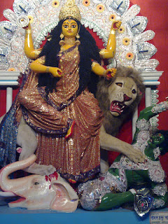 উন্মত্ত মনের তমোগুণকে নিয়ন্ত্রণ করে রজোগুণকে অন্তরে প্রতিষ্ঠা করাই সাধনার লক্ষ্য। সিংহ রজোগুণের প্রতীক। আবার রজোকে নিয়ন্ত্রণ করে সত্ত্ব গুণ, দেবী স্বয়ং যার প্রতীক। তাই, মা জগদ্ধাত্রী সিংহের উপর আসীন, আর সিংহটি মৃত হস্তীর উপর দাঁড়িয়ে। এই প্রতিবেদনটি ‘আনন্দ উৎসব’ ফিচারের একটি অংশ।