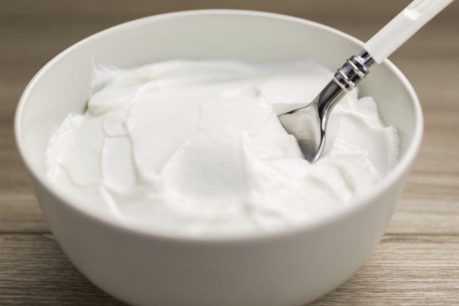 প্রতিদিনের খাবারের পাতে যদি টক দই খাওয়ার অভ্যেস থাকে, তা হলে তো কথাই নেই। এর রোগ প্রতিরোধক ক্ষমতা আপনার শরীরে যে কোনও সংক্রমণের ঝুঁকি কমায়। ছোটবেলায় তো পড়েই ছিলেন বইতে যে দইয়ের মধ্যে রয়েছে  স্বাস্থ্যকর ব্যাক্টেরিয়া। 