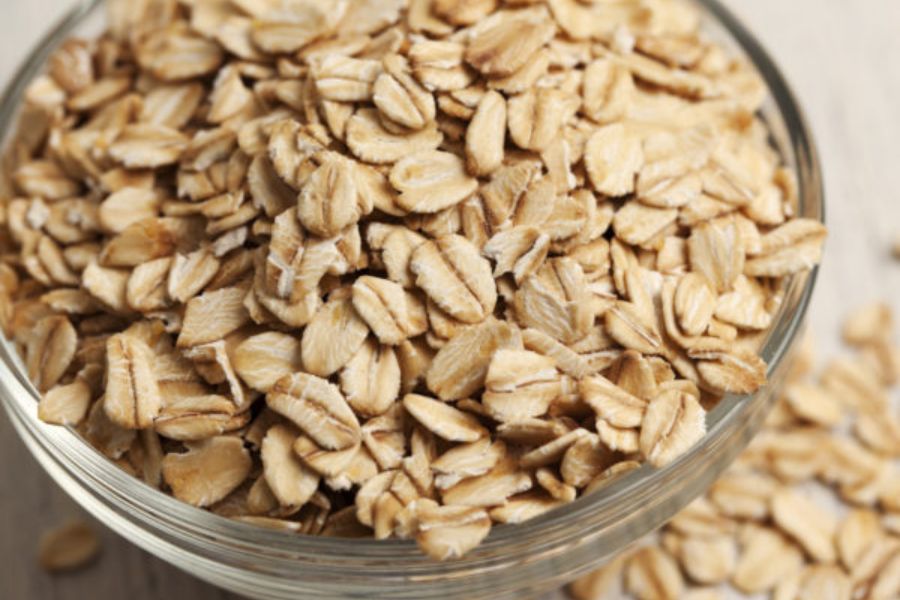 স্বাস্থ্যকর খাবার মানেই তা স্বাদের দিক থেকে মন মতো হবে না, তা কে বলেছে? ওটস্‌-এর সঙ্গেই পাবেন হরেকরকম খাবারের রেসিপি। ওটস্‌-এর সঙ্গে ডিম দিয়ে বানিয়ে ফেলুন অমলেট। কিংবা বিভিন্ন সবজির সঙ্গে বানাতে পারেন ওটস্‌-এর পোলাও।   