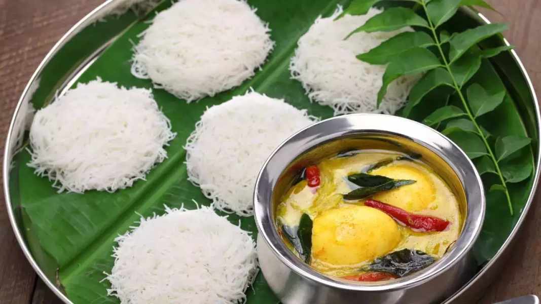 ইদিয়াপ্পাম আর কেরলের বিশেষ ডিম কারি।