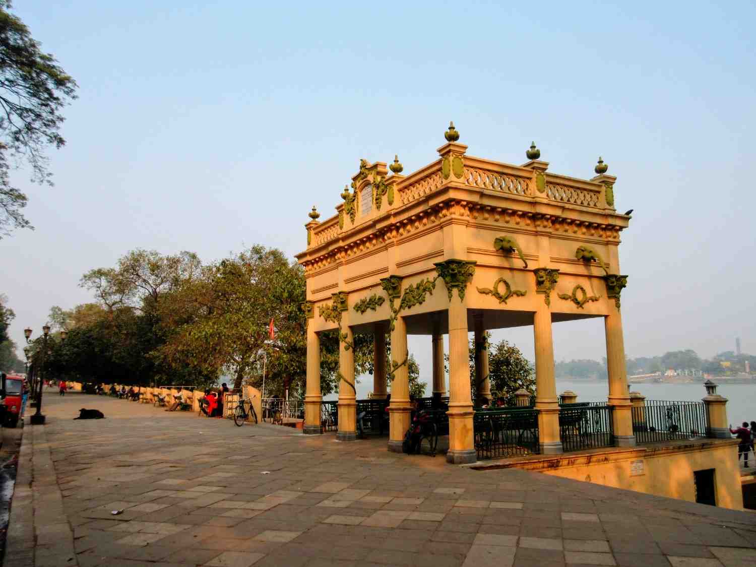 আর এই জগদ্ধাত্রী পুজোর প্রসঙ্গ এলেই যে জায়গার নাম আমাদের মাথায় আসে, তা হল চন্দননগর। দুর্গাপুজোর মতোই মানুষ এখানে সপ্তমী থেকে দশমী মেতে ওঠে পুজো নিয়ে।