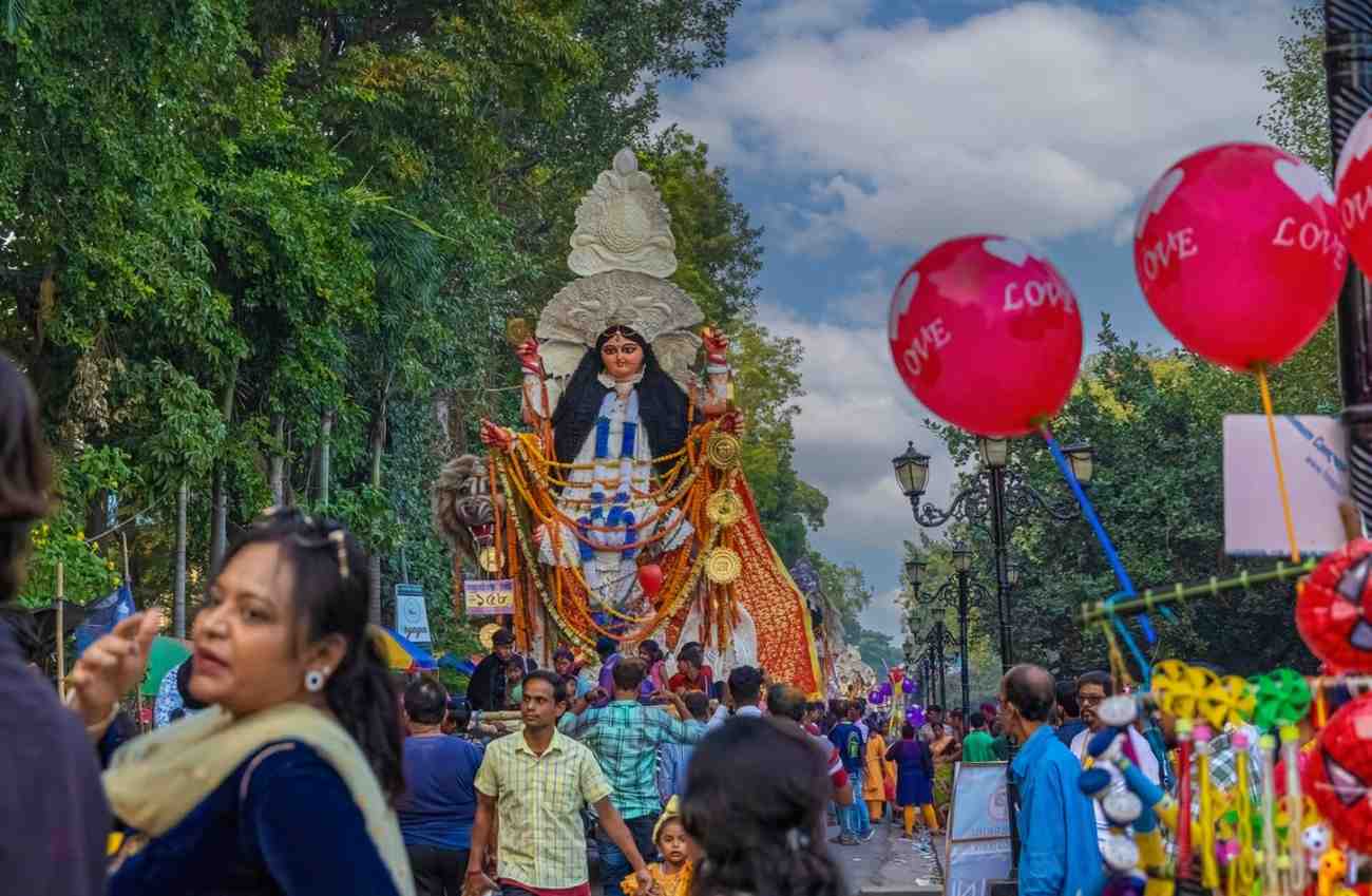 রাত জেগে ঠাকুর দেখা, খাওয়া-দাওয়া, সব কিছু নিয়েই মেতে থাকেন মানুষ এই চারটি দিন। শুধু চন্দননগর নয়, এখানে প্রায় আশপাশের সমস্ত জেলা থেকেই মানুষ আসেন প্রতিমা দর্শনে।