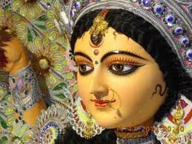 এ বার একটু পেট পুজো সেরে নিন। কারণ আপনার পরের গন্তব্য সোজা চন্দননগর, যেখানে রয়েছে অজস্র নামকরা পুজো। এখানে বেশ কিছু পুজোয় থিমের মণ্ডপ সজ্জা হয়, যেগুলি দেখার জন্য বহু মানুষ ভিড় জমান। 