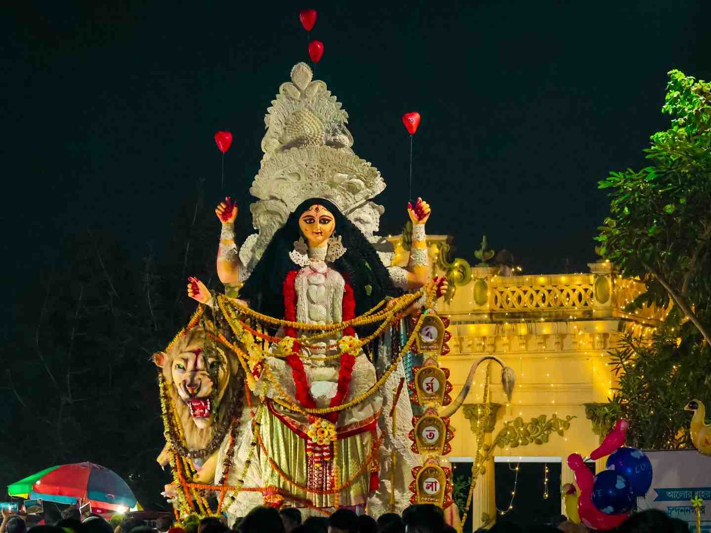 চন্দননগর স্টেশন হয়ে গেলে চোখে পড়বে কোলপুকুর, বৌবাজার, কোলাবাজারের মতো অনেক নামকরা পুজো কমিটির উদযাপন।  