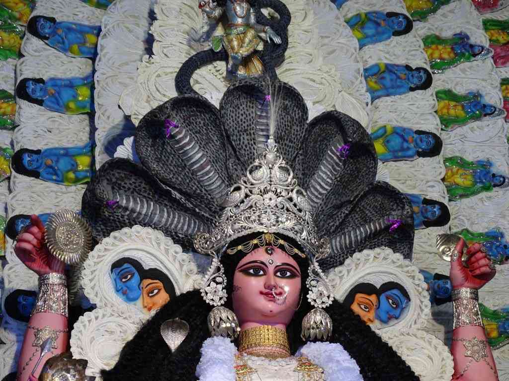 আবার আপনি যদি তালডাঙার মোড় হয়ে পালপাড়ার দিকে এগিয়ে যান, তা হলে সেখানে দেখতে পাবেন বিবিরহাট, সন্তানসঙ্ঘ, বিদ্যালঙ্কারের মতো প্রচুর জনপ্রিয় ঠাকুর। এই প্রতিবেদনটি ‘আনন্দ উৎসব’ ফিচারের একটি অংশ।