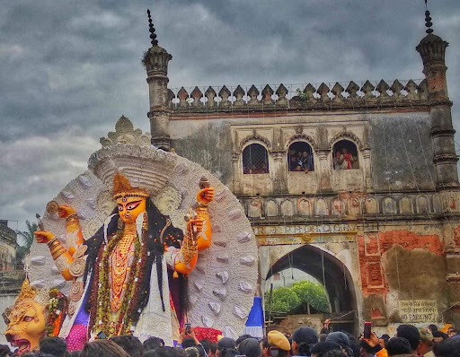 কথিত, কোনও এক সময়ে রাজা চাষাপাড়ার পুজোর দায়ভার নিয়ে দুশ্চিন্তায় পড়েন। তখন দেবী নাকি তাঁকে স্বপ্নাদেশ দেন, চাষাপাড়ায় যে সব লেঠেলরা রয়েছেন, তাঁরাই এই পুজোর দায়ভার বহন করবেন। 