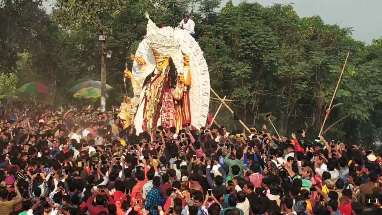 বুড়িমার বিসর্জন রীতিতেও আছে বৈশিষ্ট্য। কৃষ্ণনগরের সকল প্রতিমা বিসর্জনের পরে সব শেষে বুড়িমার বিসর্জন করা হয়। যত ক্ষণ না প্রতিমার বিসর্জন হচ্ছে, তত ক্ষণ রাস্তার দু’ধারে ভক্তরা ঠায় দাঁড়িয়ে থাকেন। 