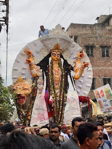 প্রথা মেনে দেবী কাঁধে চেপেই বিসর্জনের পথে যান। আগে তাঁকে রাজবাড়ি ঘোরানো হয়, তার পরে নিয়ে যাওয়া হয় জলঙ্গীর ঘাটে। পুজো উপলক্ষে পাঁচ দিন ধরে চলে সাংস্কৃতিক অনুষ্ঠান। এই প্রতিবেদনটি ‘আনন্দ উৎসব’ ফিচারের একটি অংশ। 
